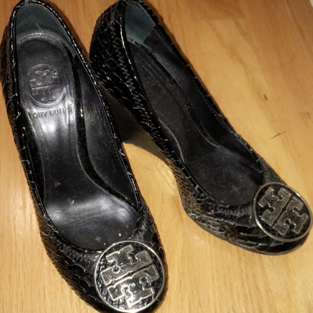 Beautiful Tory Burch snake skin black wedges